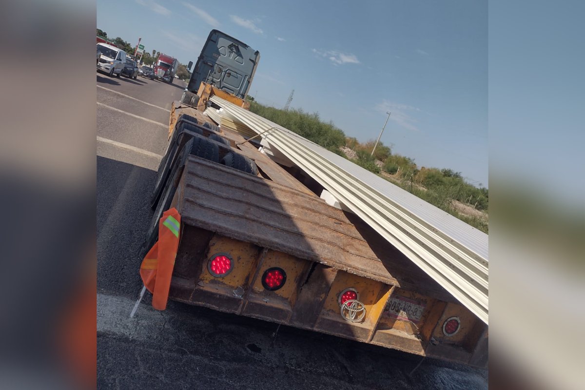 tráiler chocado en carretera