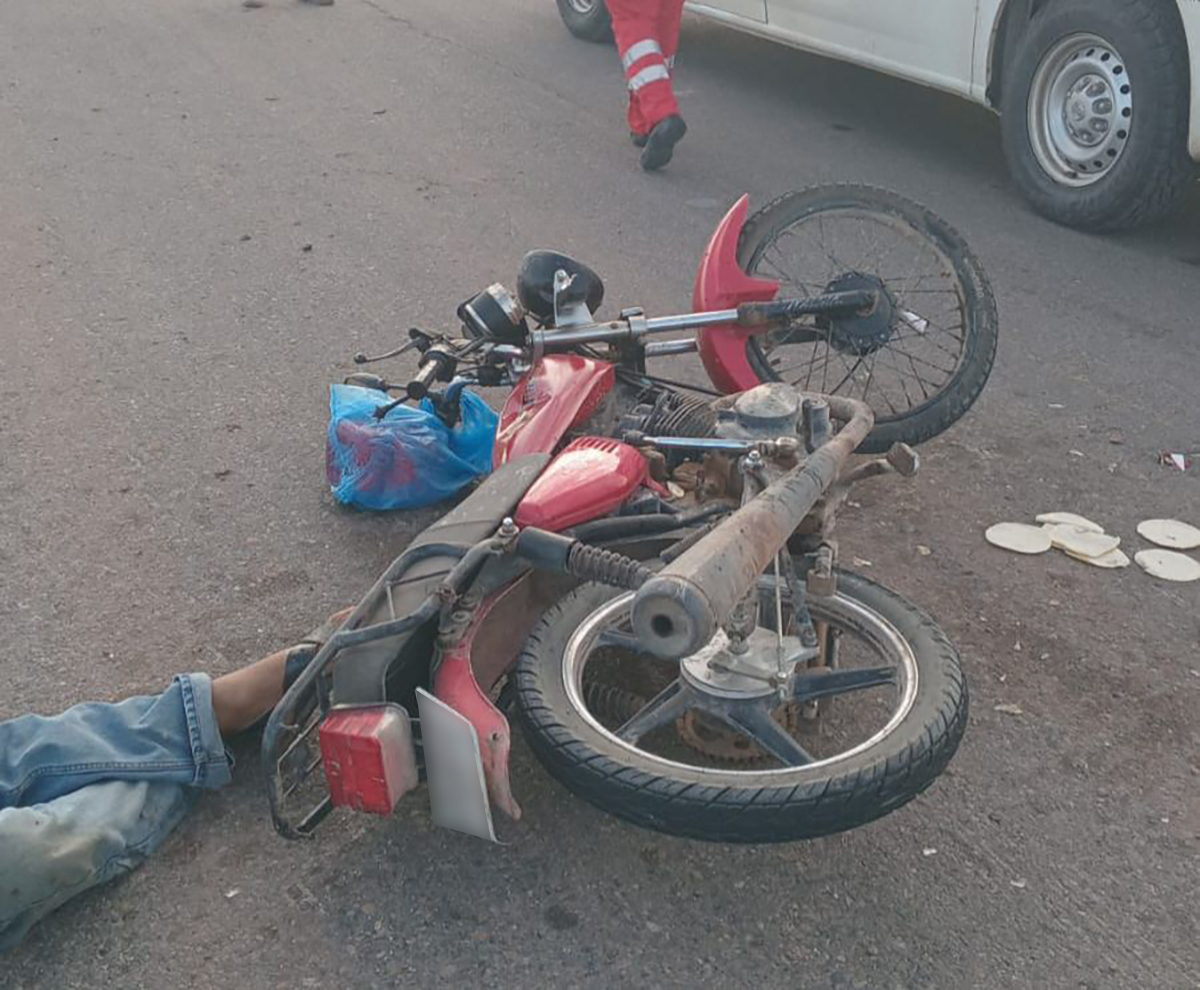 motocicleta chocada en camino