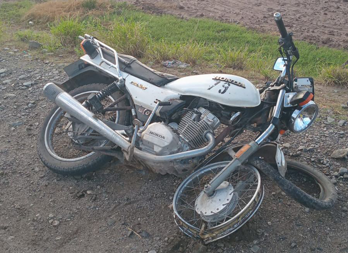 motocicleta chocada en camino