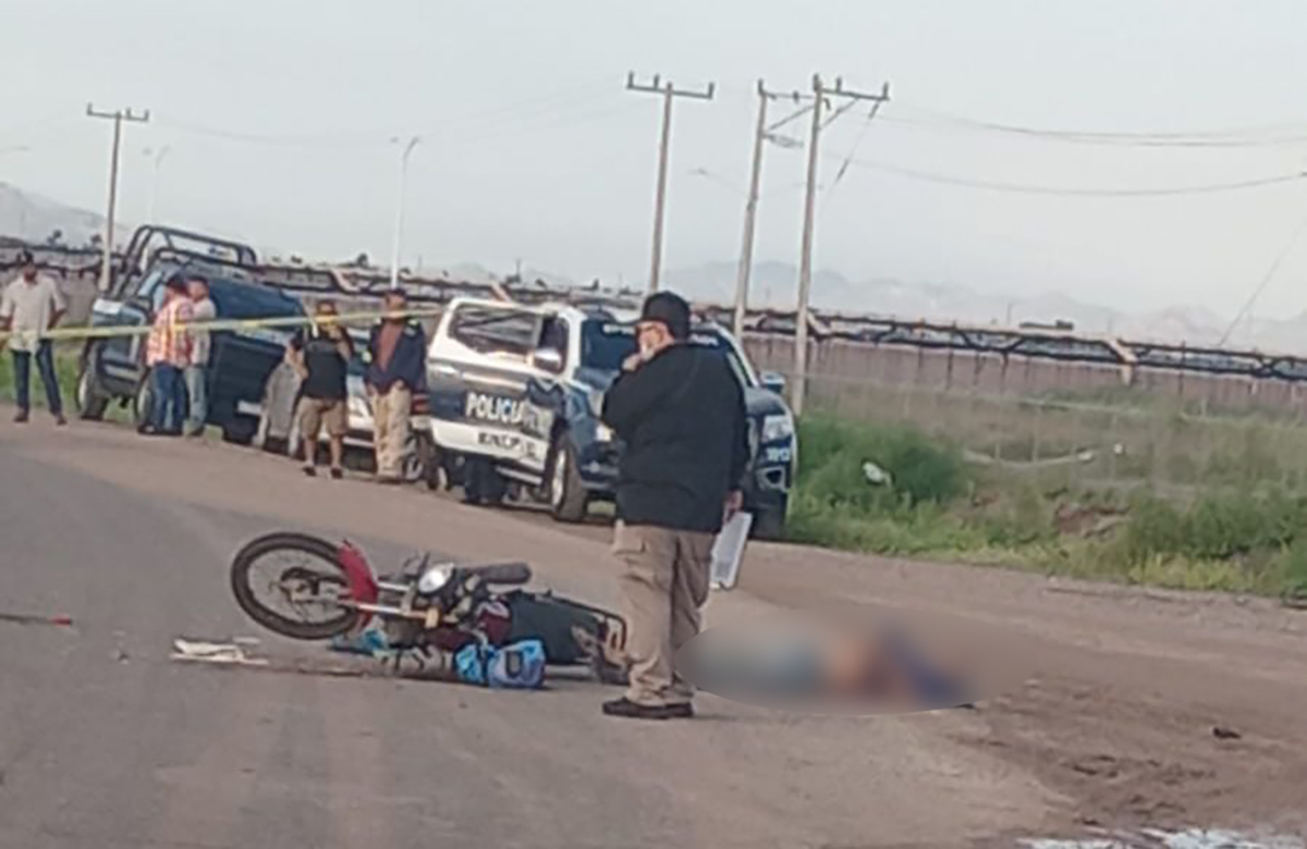 motocicleta chocada en camino