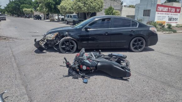 Otro motociclista choca contra automóvil en Las Canteras de Los Mochis