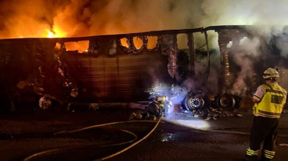 Accidente e incendio de vehículo provoca cierre parcial en la carretera Durango–Villa Unión