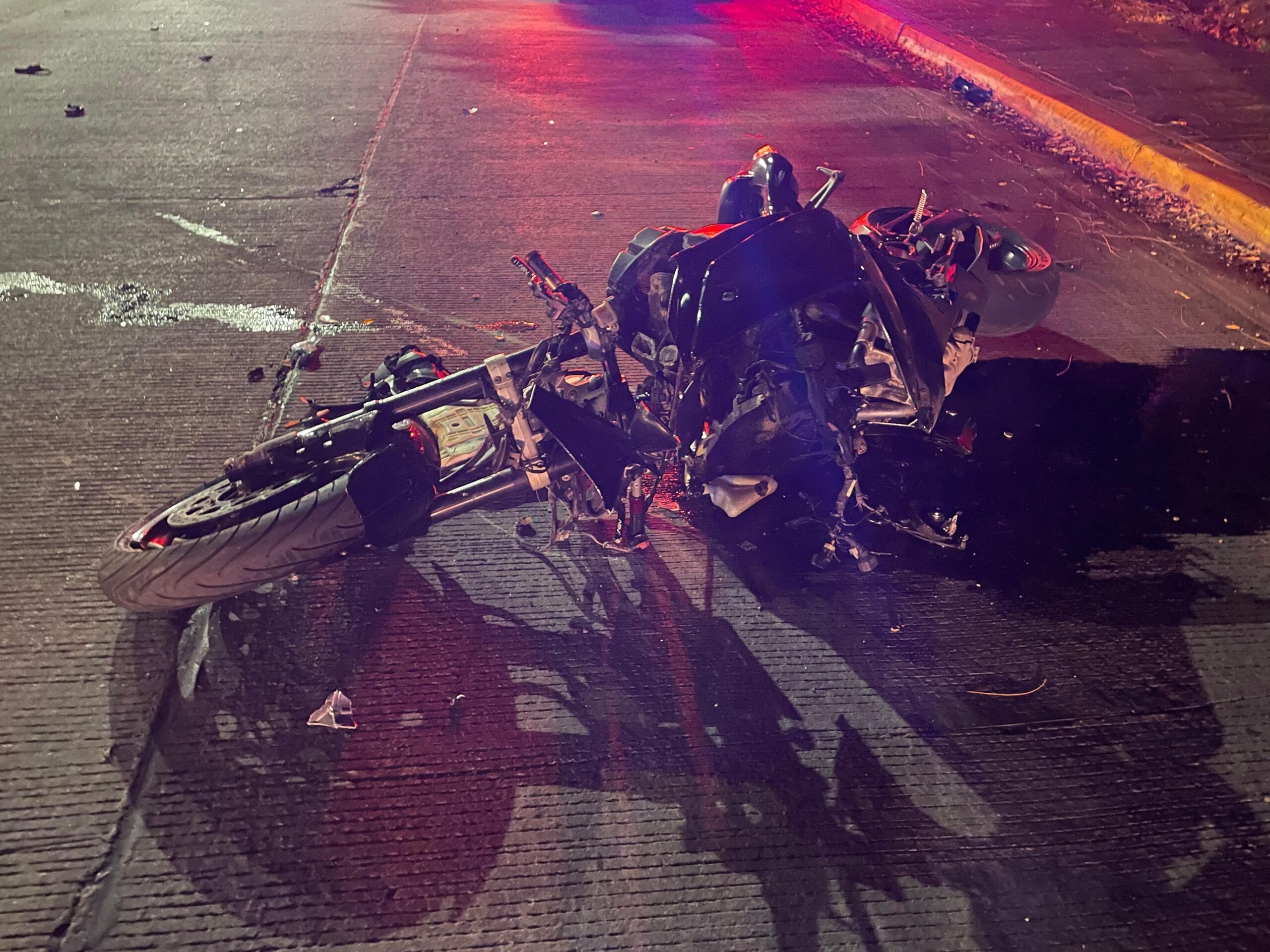 Motociclista se accidenta en el fraccionamiento San Fernando en Los Mochis