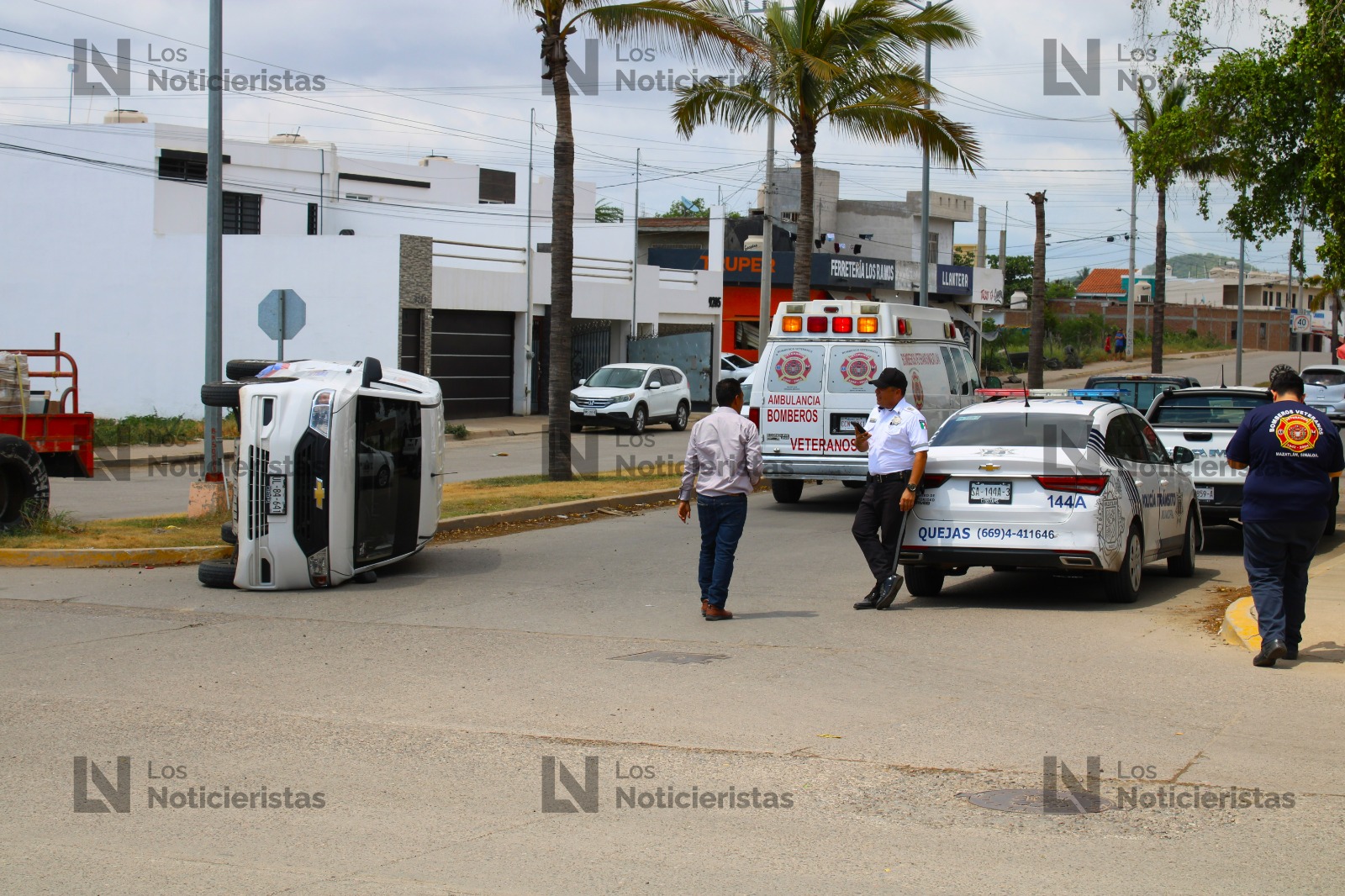 Volcadura en el fraccionamiento Valles del Ejido en Mazatlán