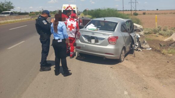 Bache provoca un accidente sobre la carretera México 15, en Guasave; dos mujeres resultan lesionadas