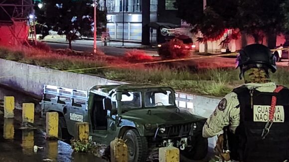 Vehículo militar sufre accidente y termina en un canal de Barrancos, en Culiacán: Hay elementos lesionados