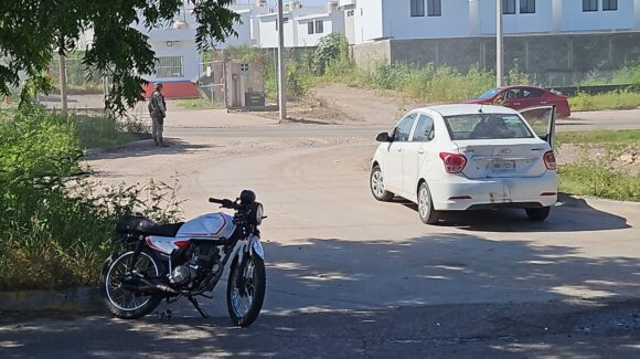 Motociclista se impacta contra automóvil y resulta herido al sur de Culiacán
