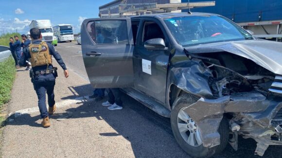 Choque por alcance sobre la México 15, en Guasave, deja fuertes daños materiales