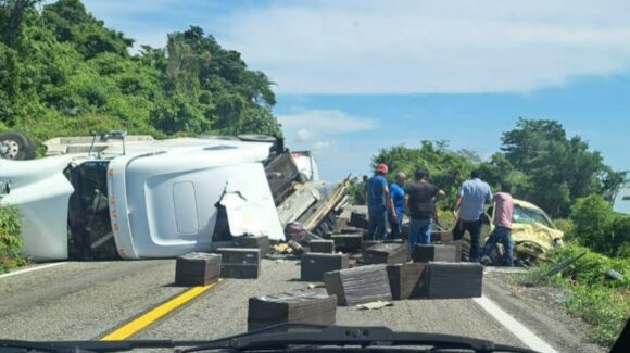 Accidente en la carretera Tepic-Mazatlán, en Escuinapa deja a una persona lesionada