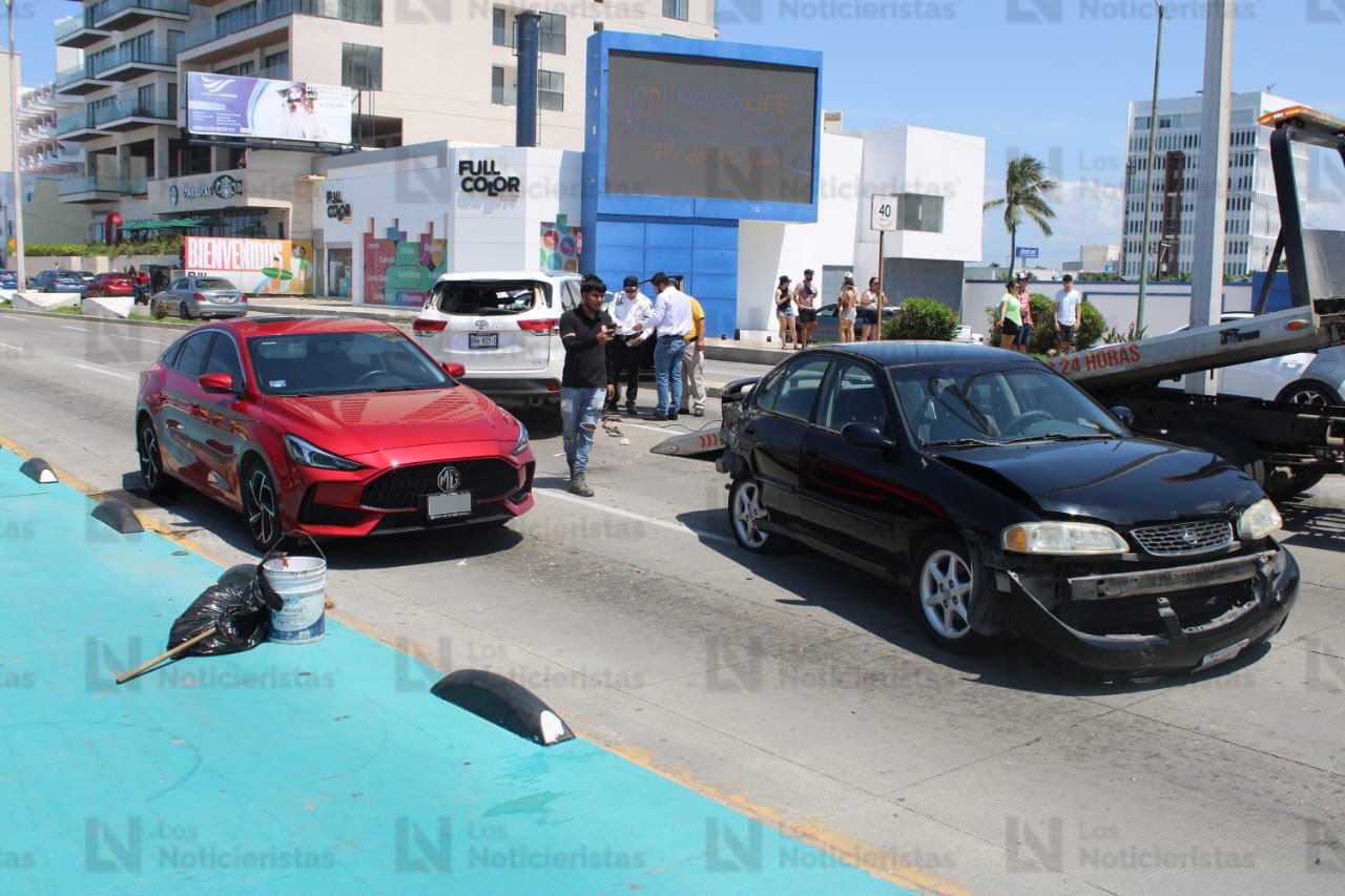 Vehículos accidentados en el malecón de Mazatlán