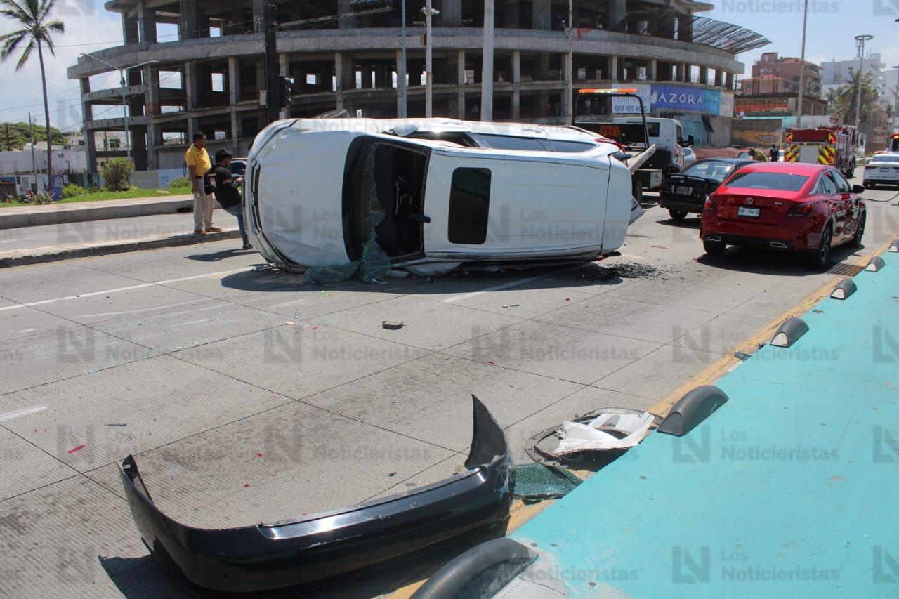 Vehículo blanco volcado en el malecón de Mazatlán