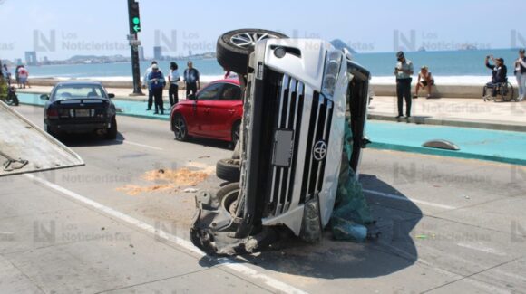 Aparatoso accidente deja a tres lesionados sobre el malecón de Mazatlán