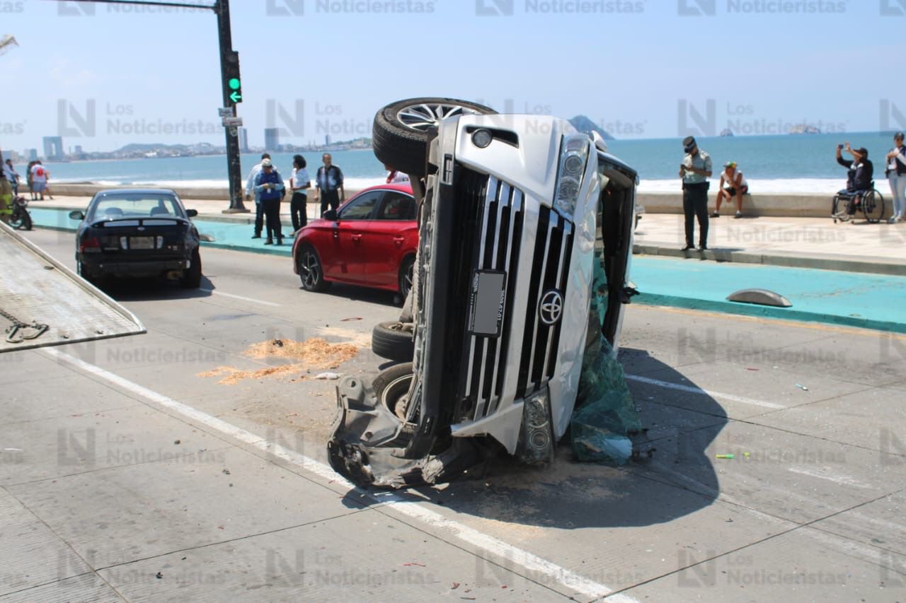 Vehículo blanco volcado en el malecón de Mazatlán