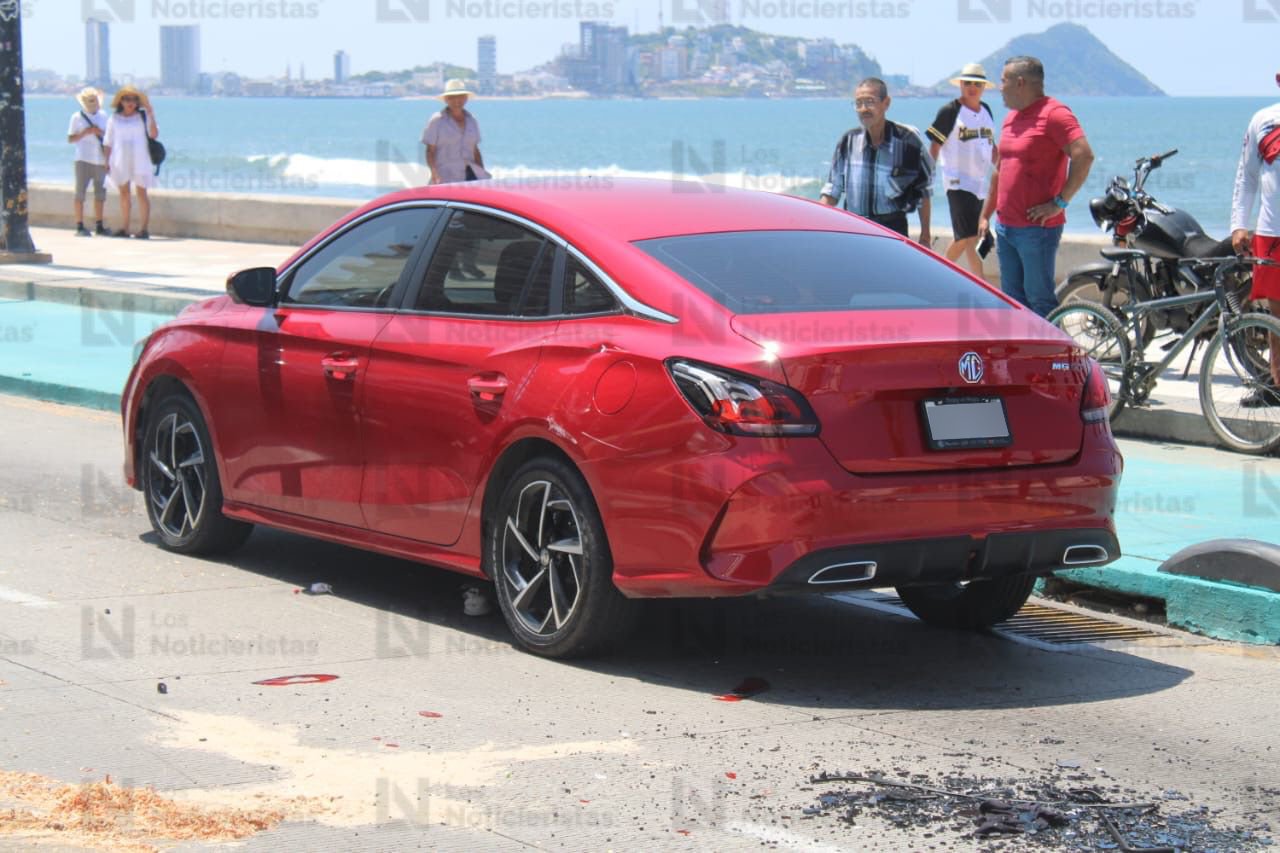 Vehículo rojo accidentado en el malecón de Mazatlán