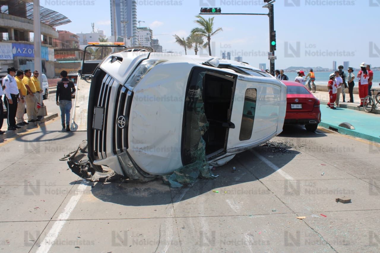 Vehículo blanco volcado en el malecón de Mazatlán