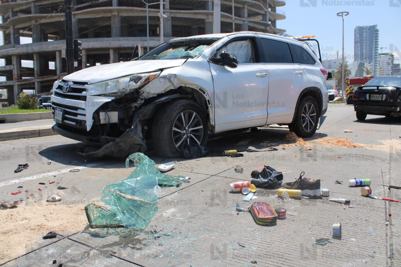 Vehículo blanco accidentado en el malecón de Mazatlán