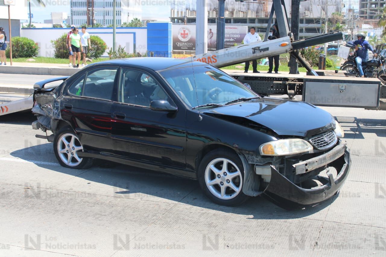 Vehículo negro accidentado en el malecón de Mazatlán