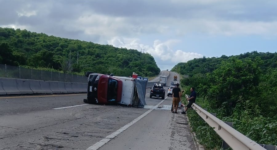 camioneta Nissan NP300 volcada en la carretera