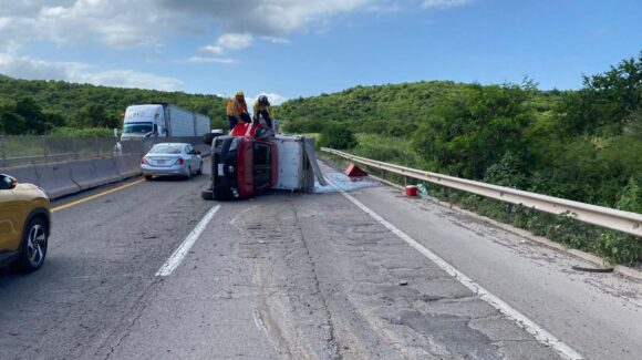 Camioneta que transportaba pescado terminó volcada maxipista Mazatlán-Culiacán