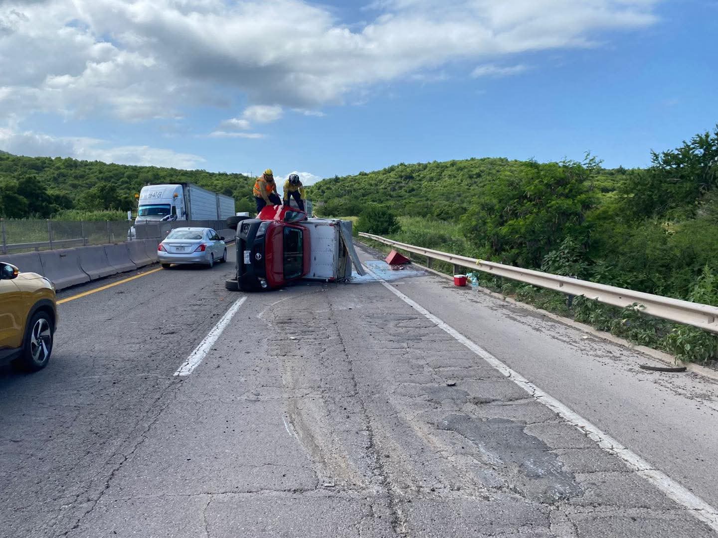 camioneta Nissan NP300 volcada en la carretera