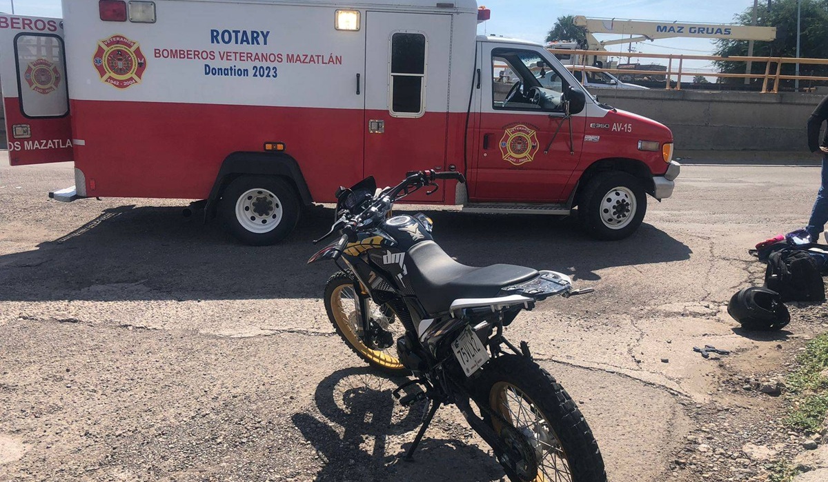 Choque entre vehículo y motocicleta deja al menos un lesionado