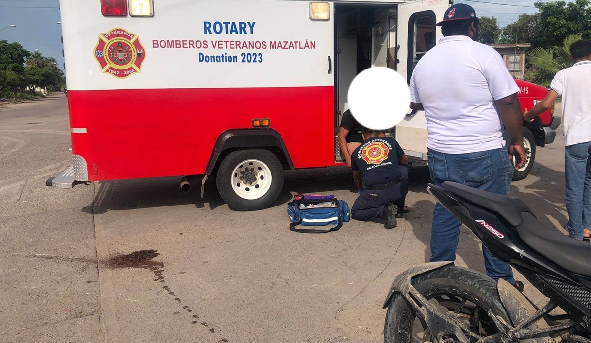 Atienden a lesionado en ambulancia de Mazatlán