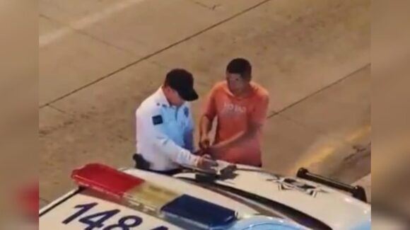 ¿Tan rápido lo dejó ir? Graban a elemento de Tránsito y a ciudadano en plena ‘mordida’ en Mazatlán