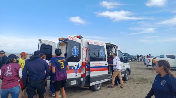 Escuadrón de Rescate Acuático en Guasave, auxilia a hombre de 72 años después de casi ahogarse