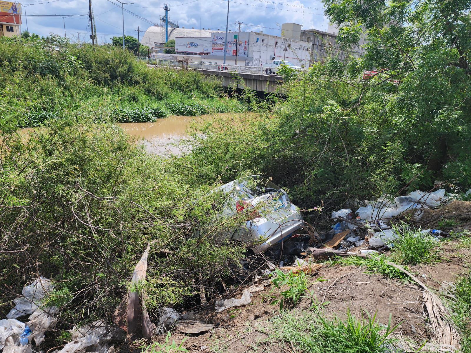Automóvil cae a canal