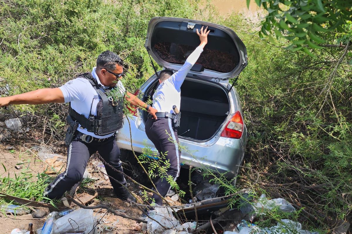 agentes de tránsito rescatan a mujer de vehículo que cayó a canal