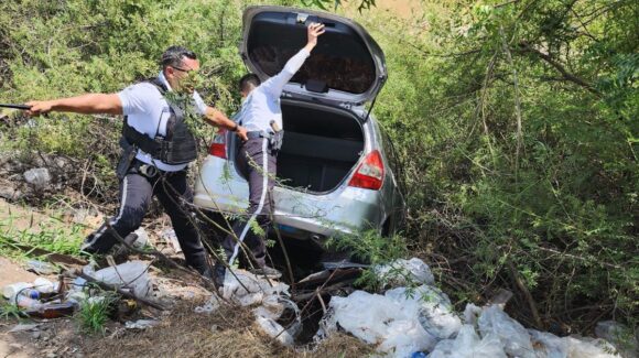 ¡La sacaron por la cajuela! Tránsitos rescatan a mujer tras caerse a un canal, en Culiacán