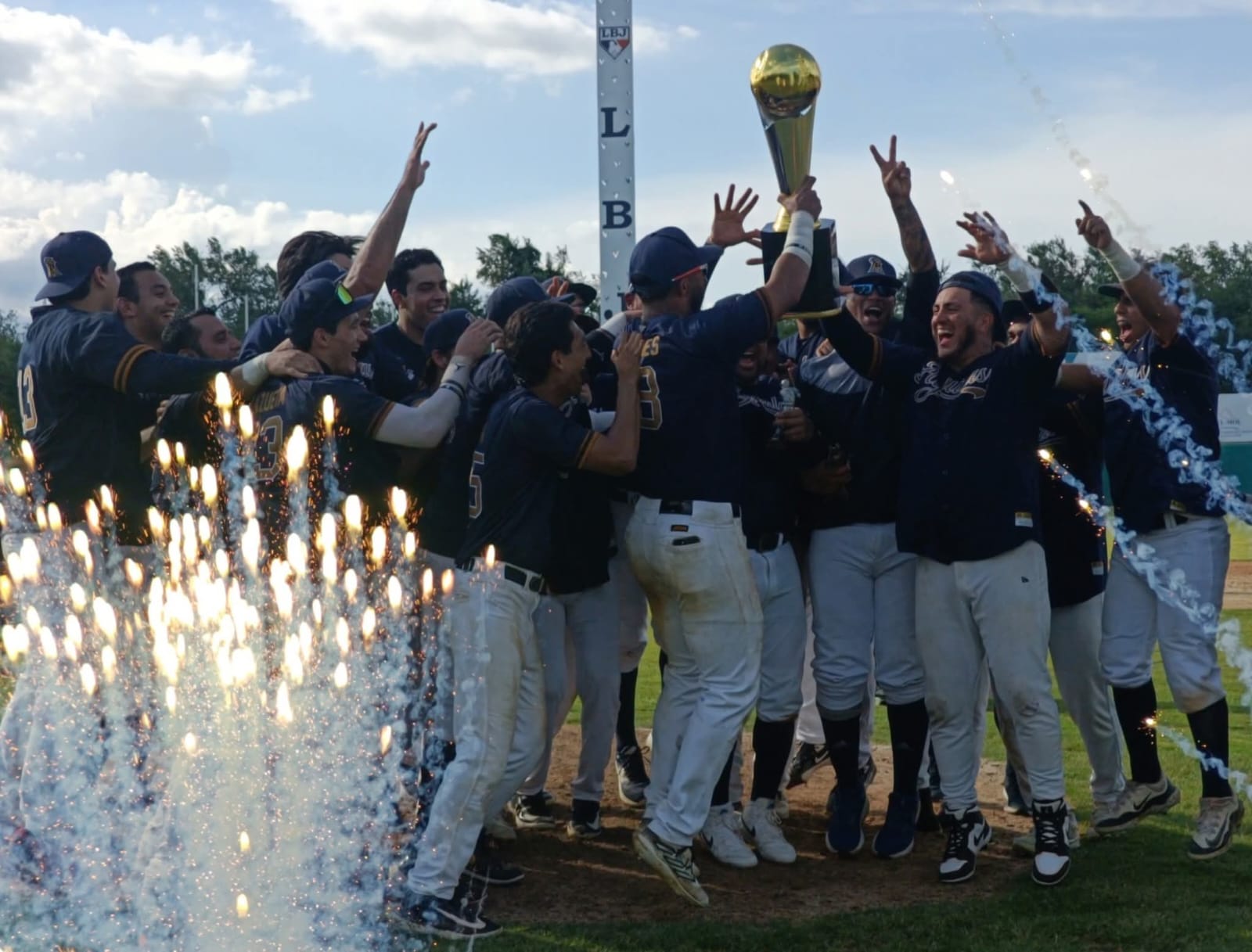 aguilas celebra su triunfo