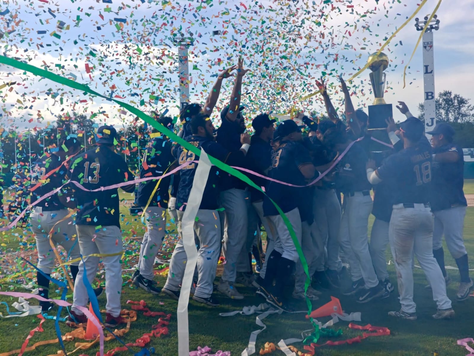 aguilas celebra su triunfo