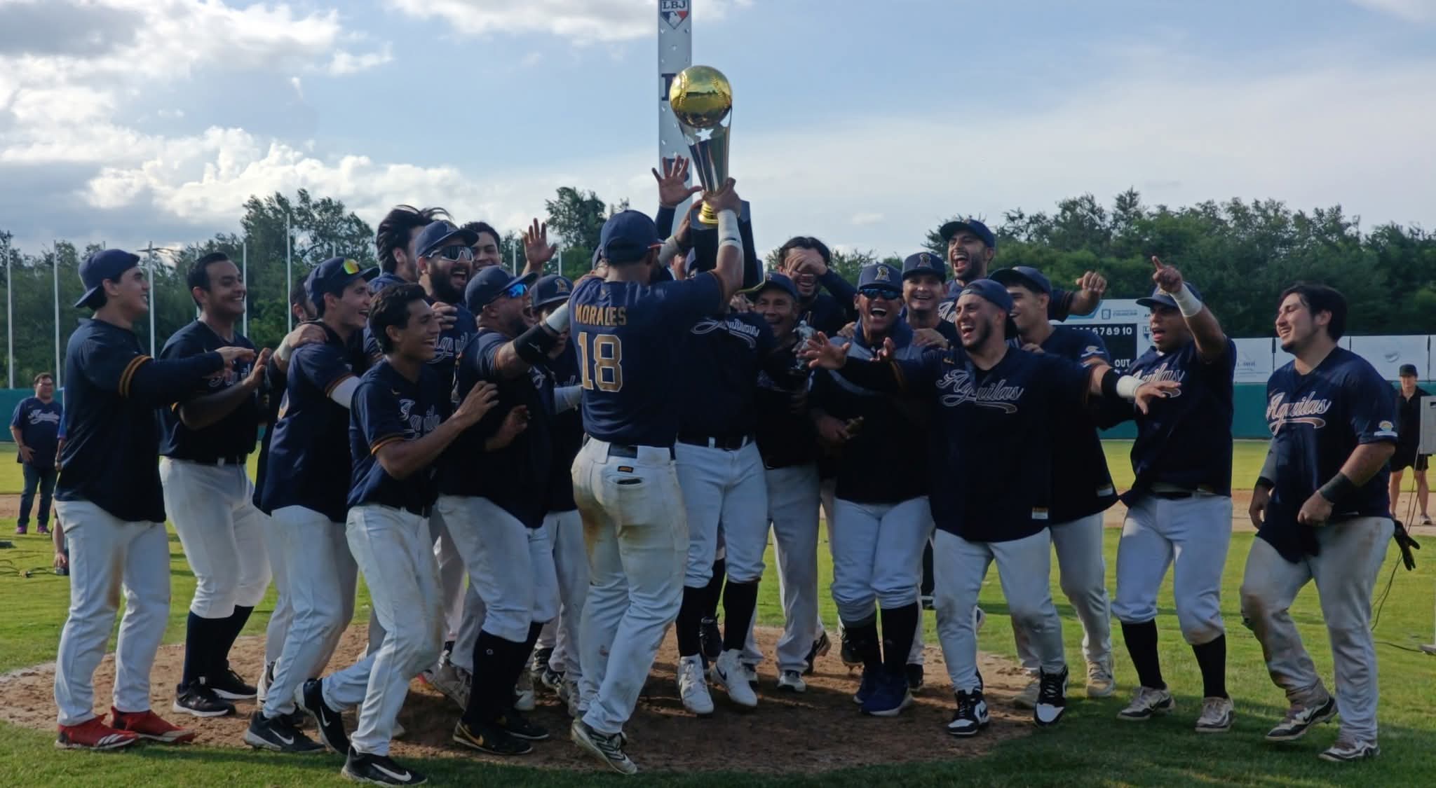 aguilas celebra su triunfo