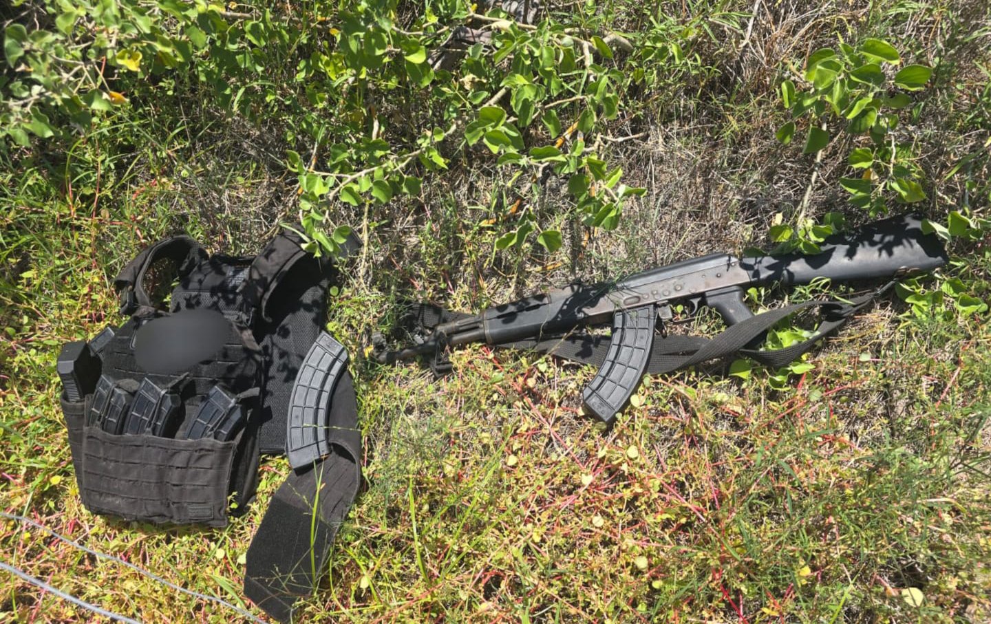 fusil AK-47, cargadores y chaleco con 2 placas balísticas