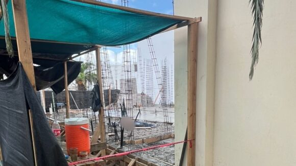 Albañil pierde la vida tras electrocutarse en privada de Los Mochis
