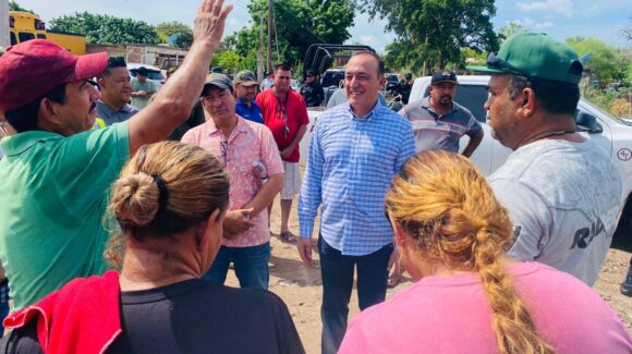 Reaparece alcalde de Ahome y lleva apoyos a familias afectadas por tromba en Higuera de Zaragoza