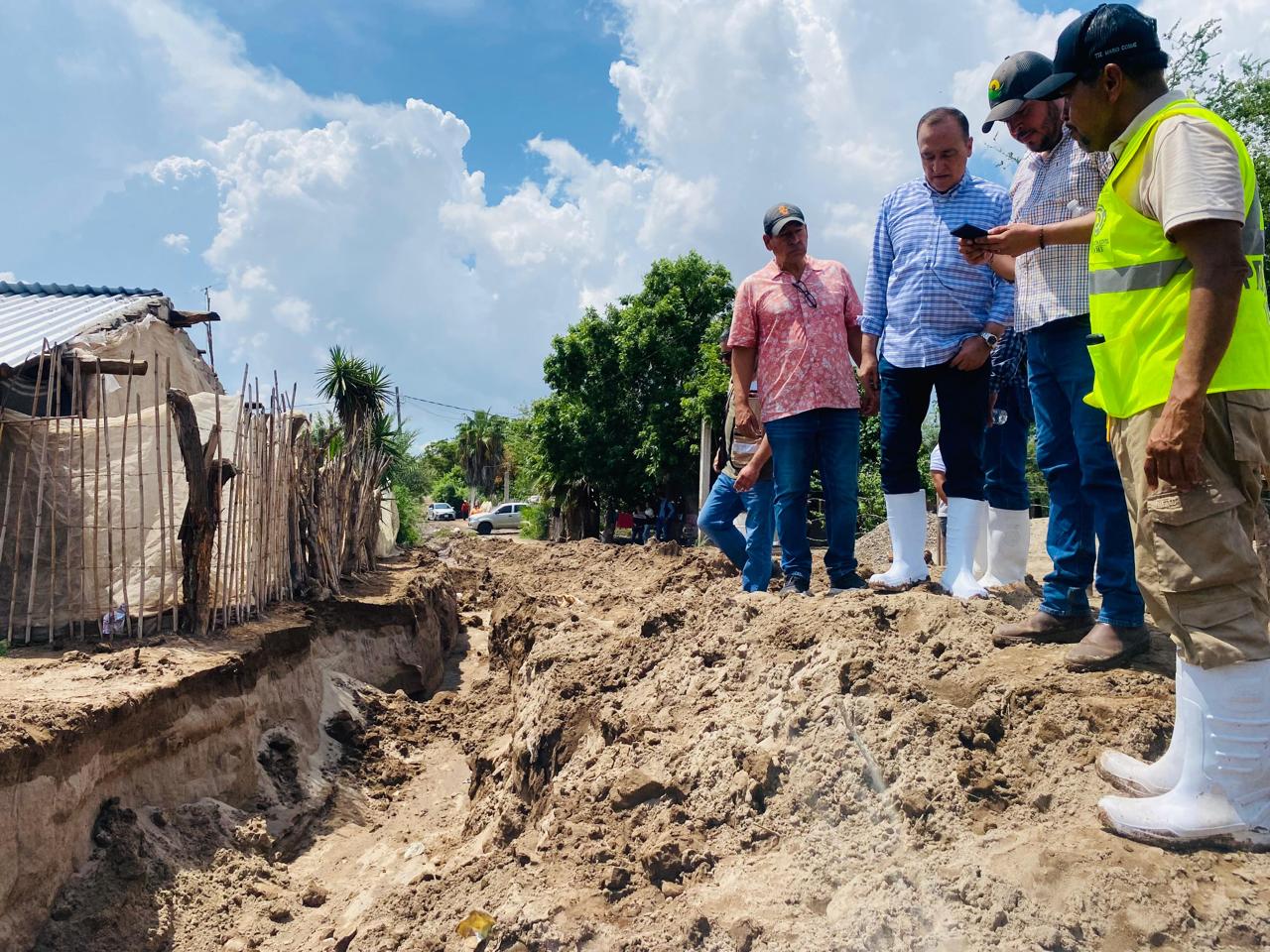 alcalde de ahome atendiendo zonas inundadas