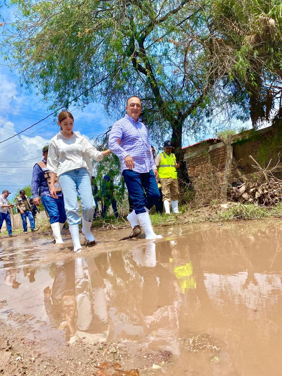 alcalde de ahome atendiendo zonas inundadas