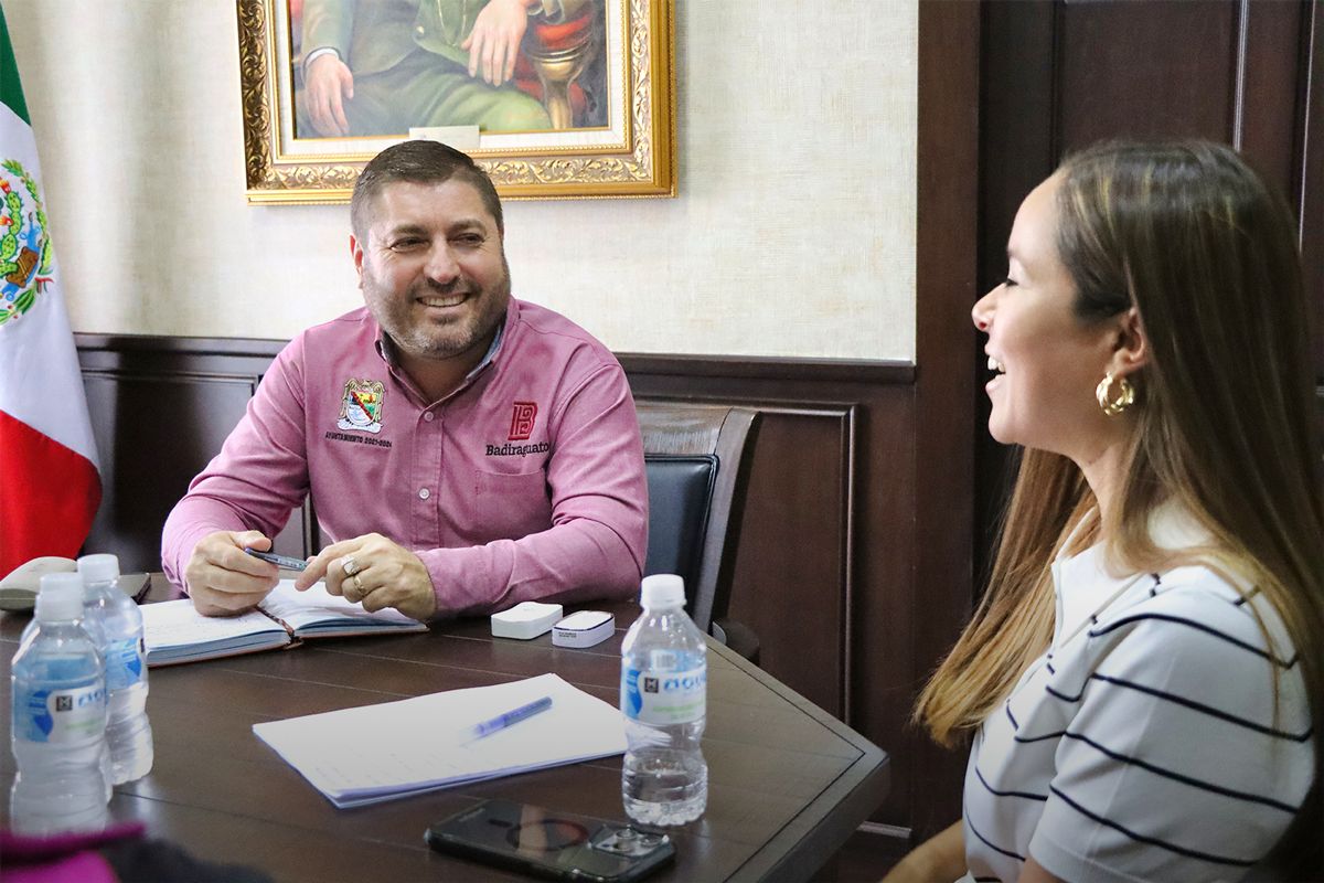 Alcalde de Badiraguato con la secretaria de Turismo de Sinaloa