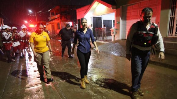 Supervisa Estrella Palacios efectos de las lluvias del jueves en Jacarandas
