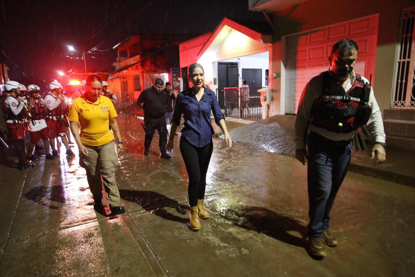alcaldesa de mazatlan en recorrido por las lluvias