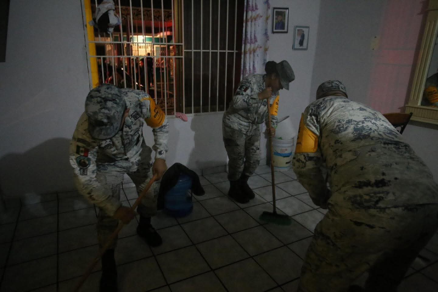 alcaldesa de mazatlan en recorrido por lluvias militares