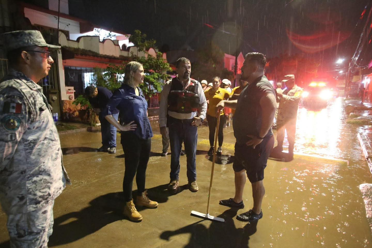 alcaldesa de mazatlan en recorrido por lluvias