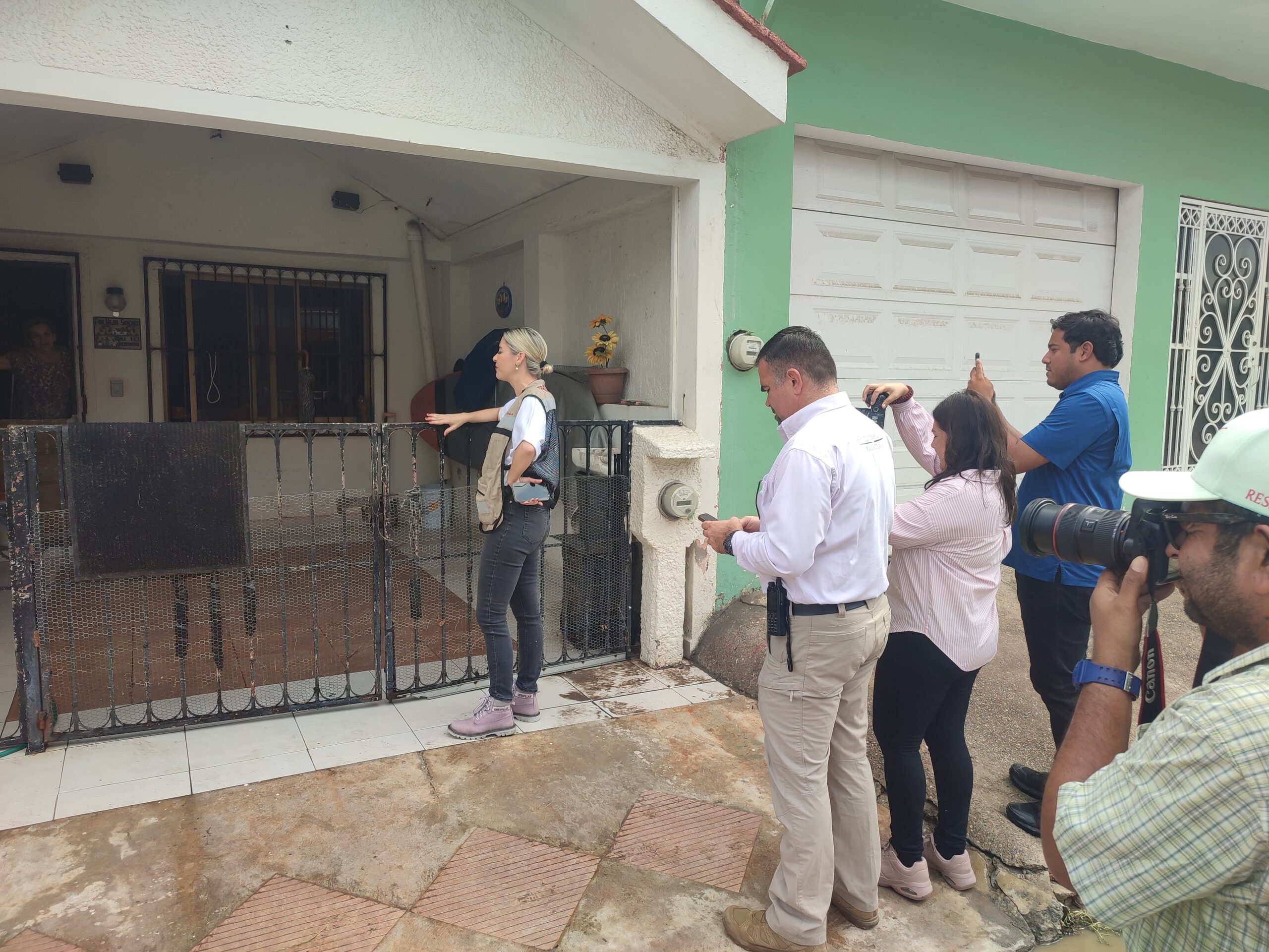alcaldesa de mazatlan en supervision por las lluvias