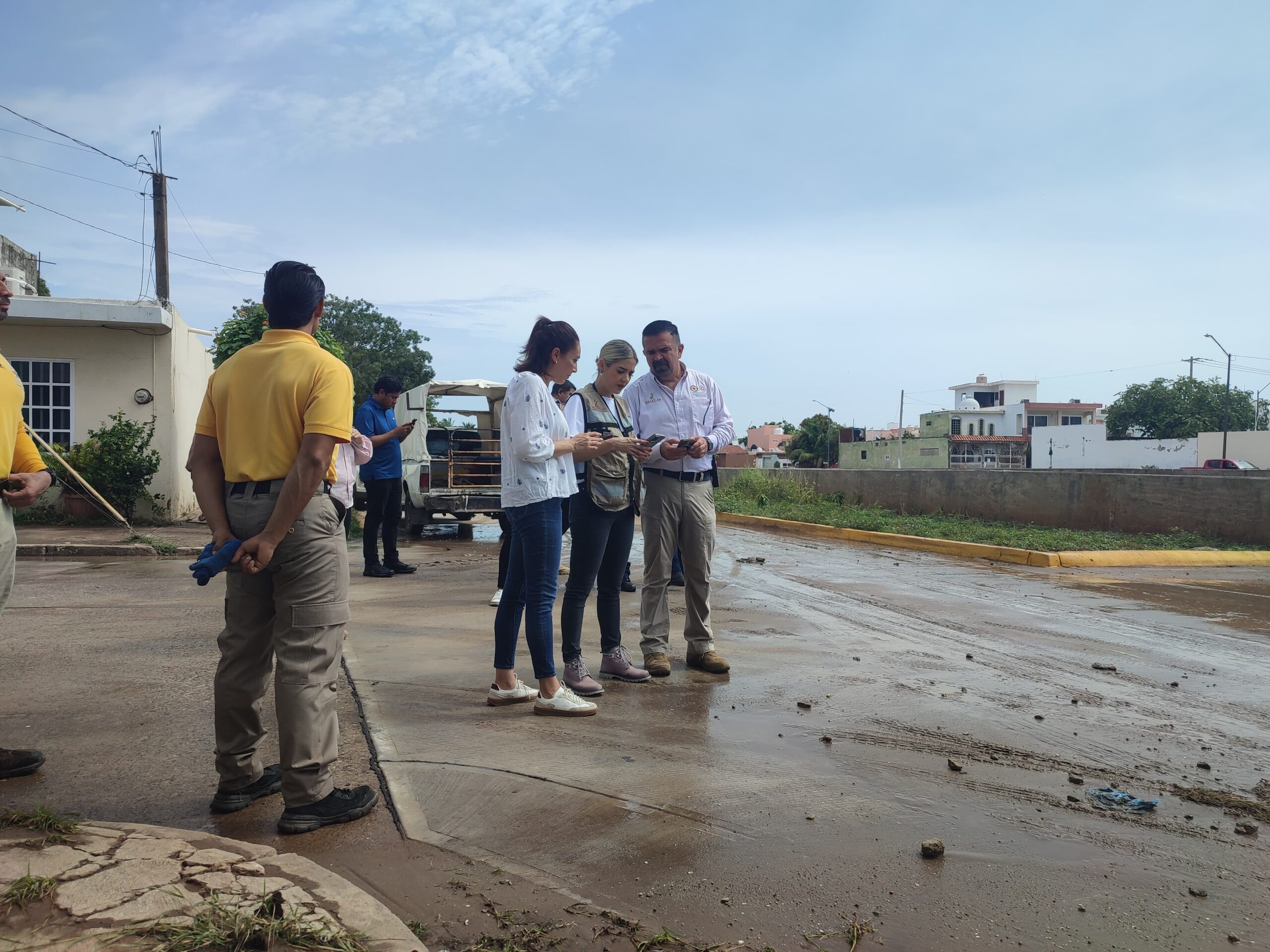 alcaldesa de mazatlan en supervision por lluvias registradas