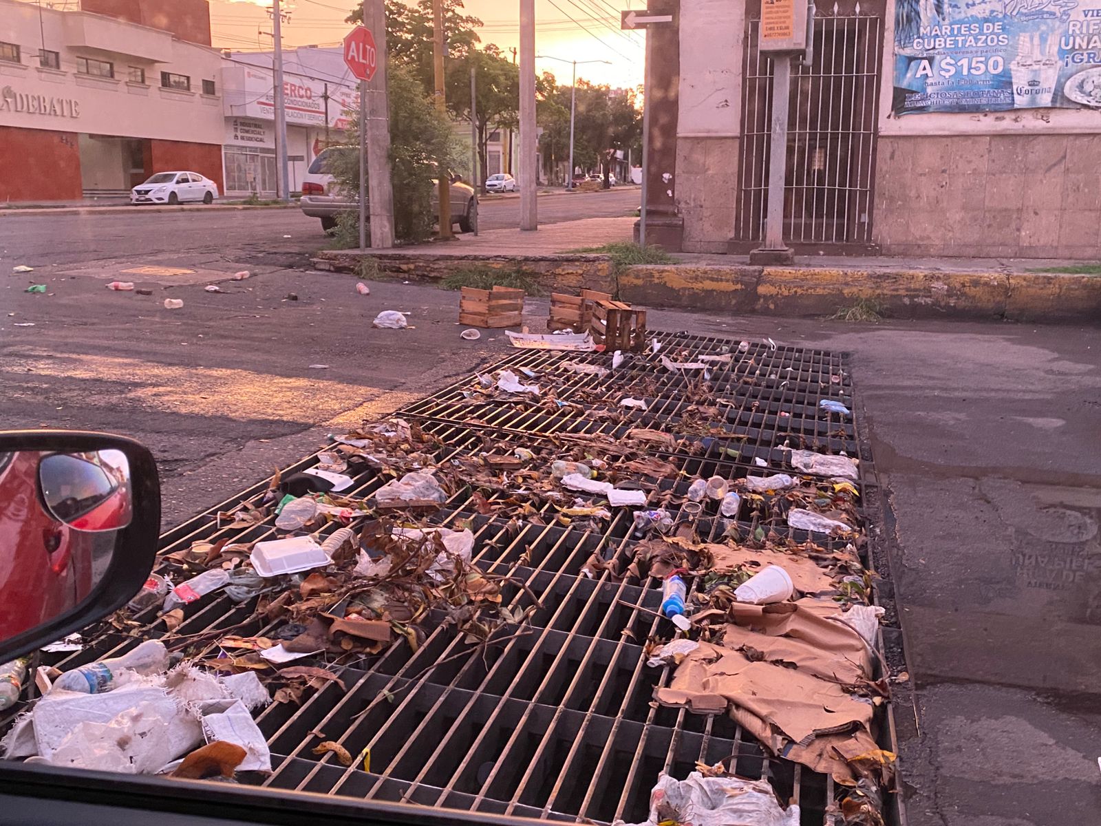 basura en las alcantarillas