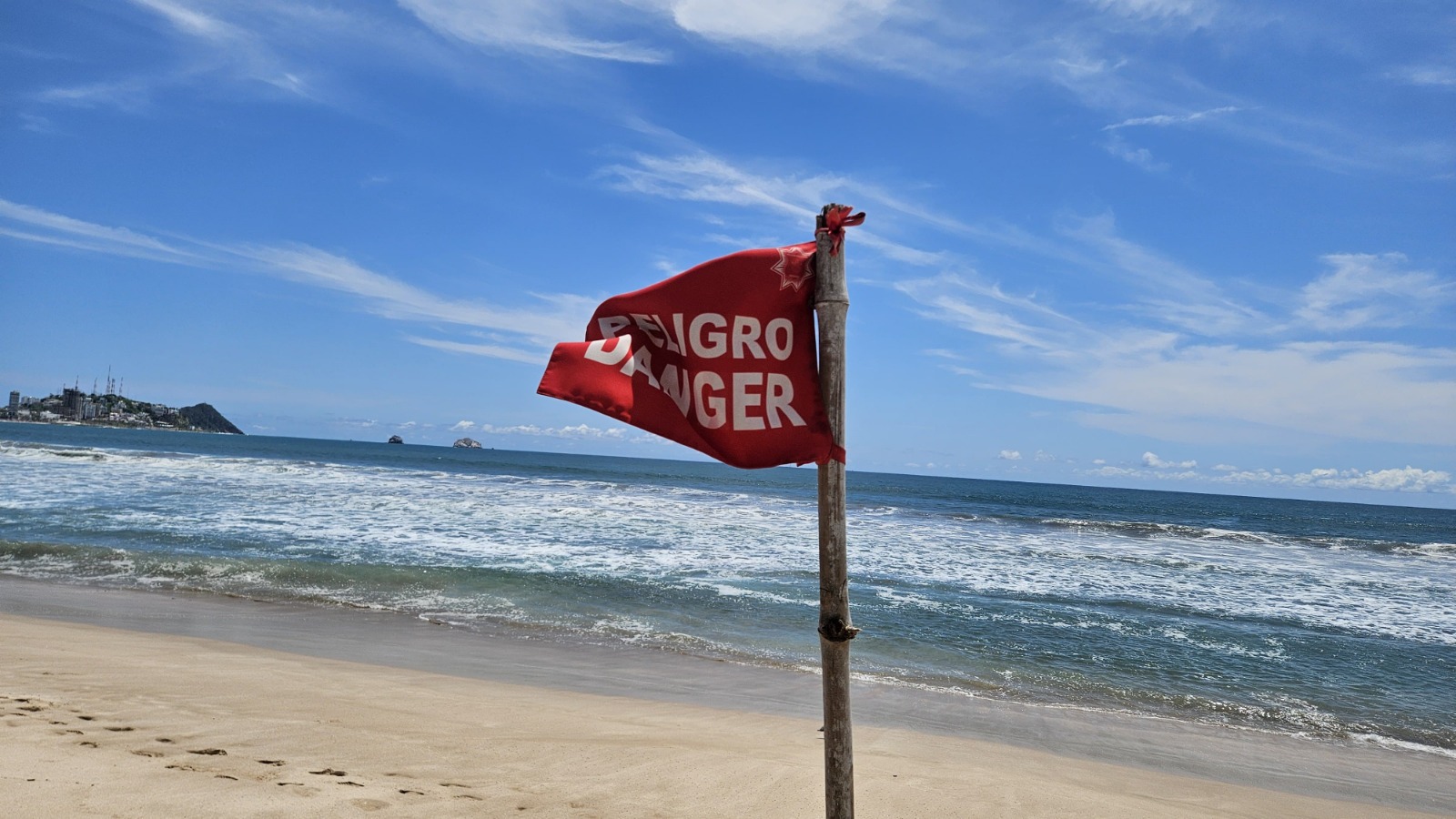 Bandera roja alerta mar de fondo playa Mazatlán