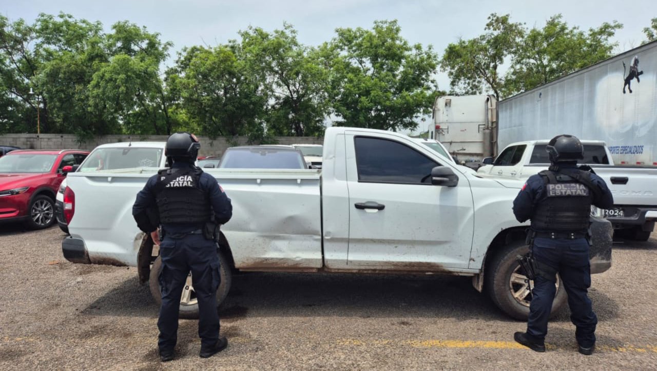 camioneta tipo pickup blanca recuperada