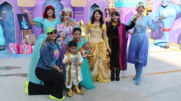 Celebra Ángela Salazar, reina infantil del Carnaval de Mazatlán, su décimo cumpleaños como la princesa Jazmín